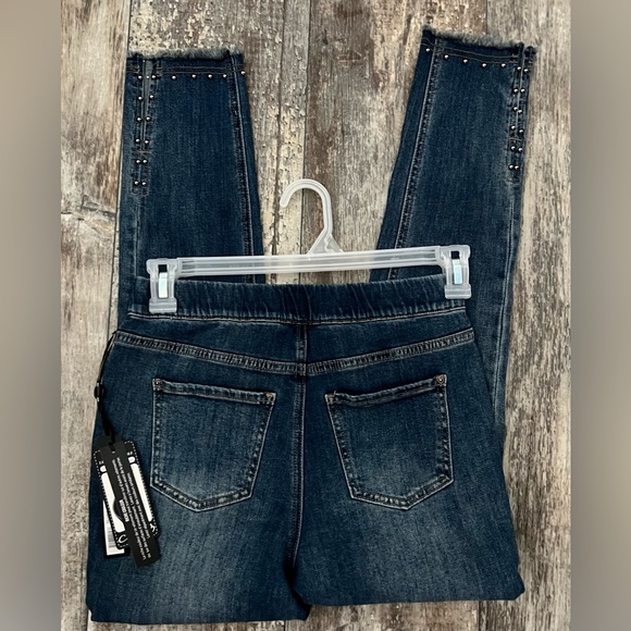 Charlie B C5358-301B pull on jeans with studs NWT women’s size 4 - Picture 3 of 3